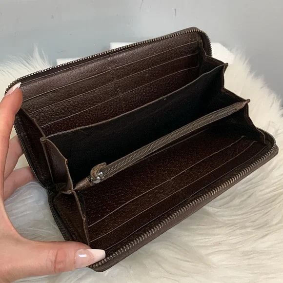 Authentic brown Gucci zippy wallet - Picture 11 of 17